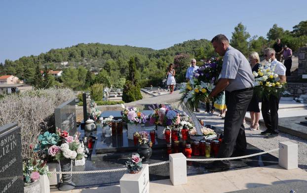 Vela Luka: Polaganje vijenaca na grob Olivera Dragojevića