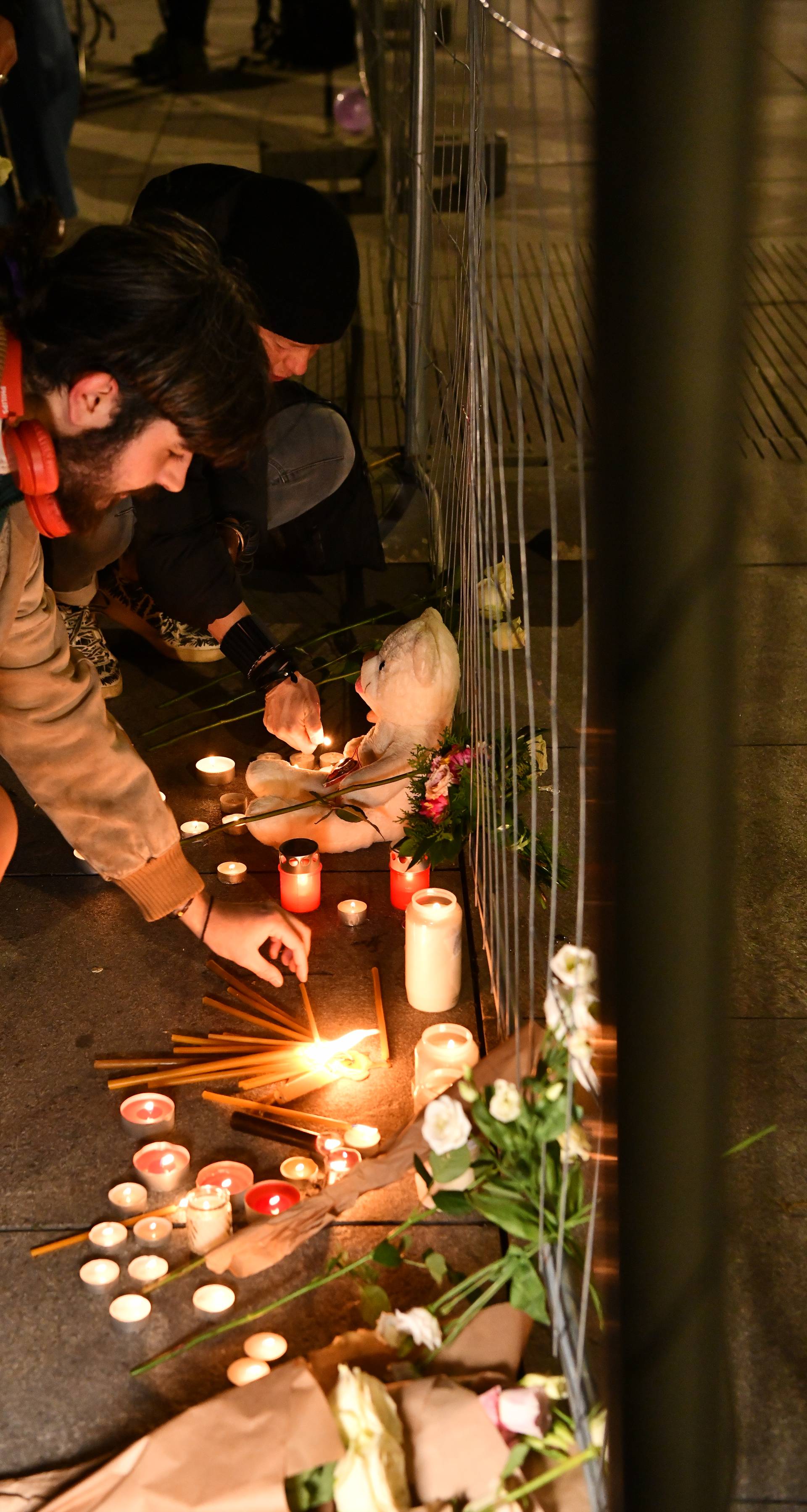 Beograd: Građani se okupljaju na Trgu republike i pale svijeće kao znak podrške i solidarnosti obitelji ubijenog djeteta u OŠ Prečko i ozlijeđenima u napadu