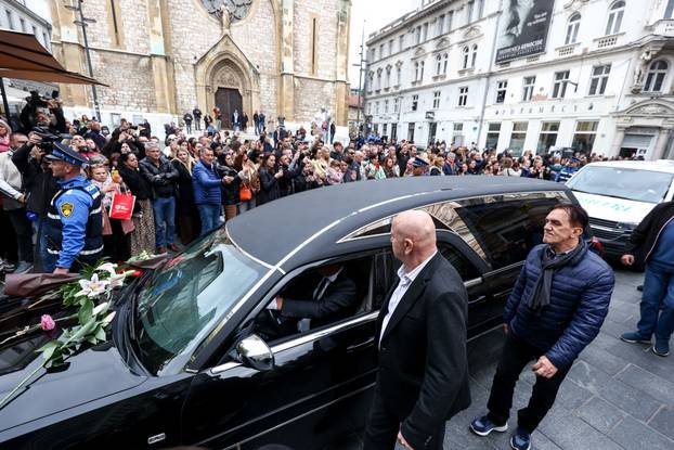 Sarajevo: Povorka prema gradskom groblju Bare gdje će biti pokopan Halid Bešlić