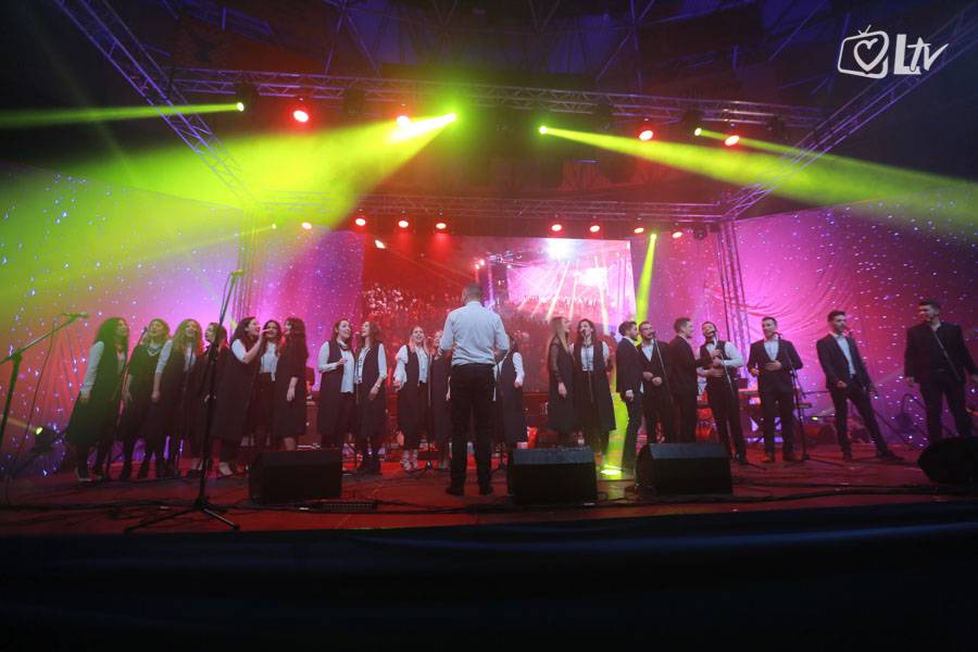 Koncert 'Pogledaj srcem' je u Ciboni oduševio tisuće vjernika