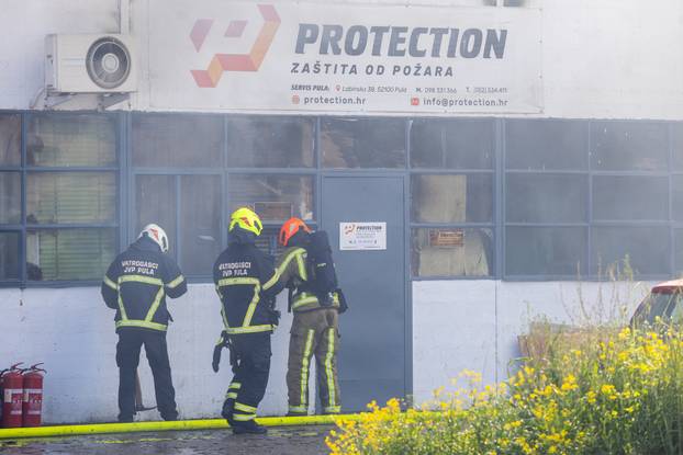 Pula: Veliki požar u Šijanu, došlo je do požara skladišta, širi se gusti dim