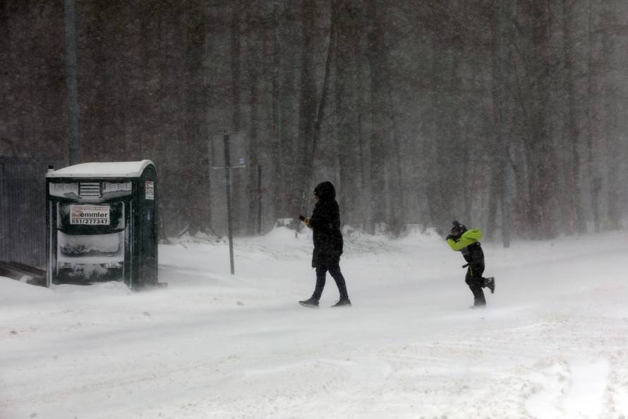Platak: Zbog lošeg vremena malobrojnii izletnici uživaju u snijegu.