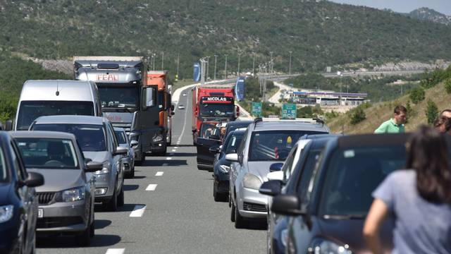 Split: Zbog vozila koje je uÅ¡lo u krivi smjer na autocesti A1 nastala velika guÅ¾va