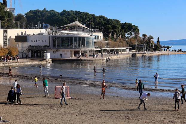 Splićani uživaju u zimskom kupanju na Bačvicama