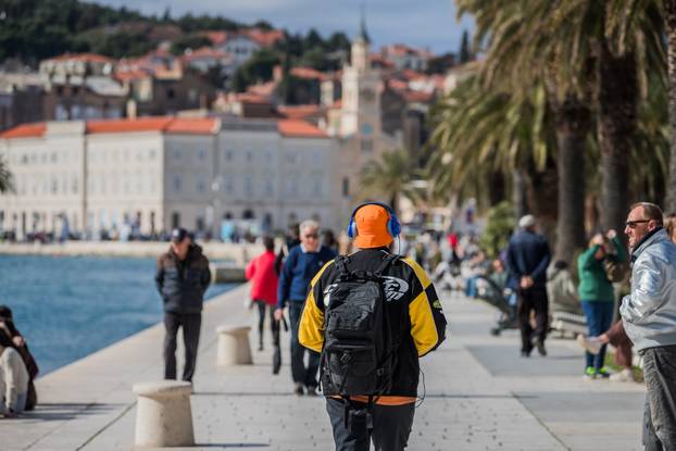 Split: Sunčano i toplo poslijepodne građani proveli na rivi