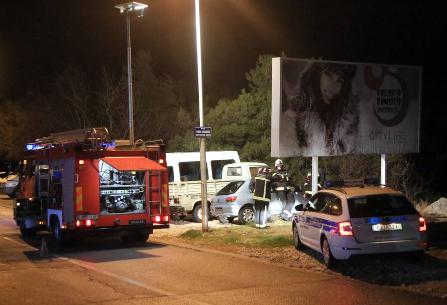 U Šibeniku izazvao prometnu,  sletio u provaliju  i - pobjegao