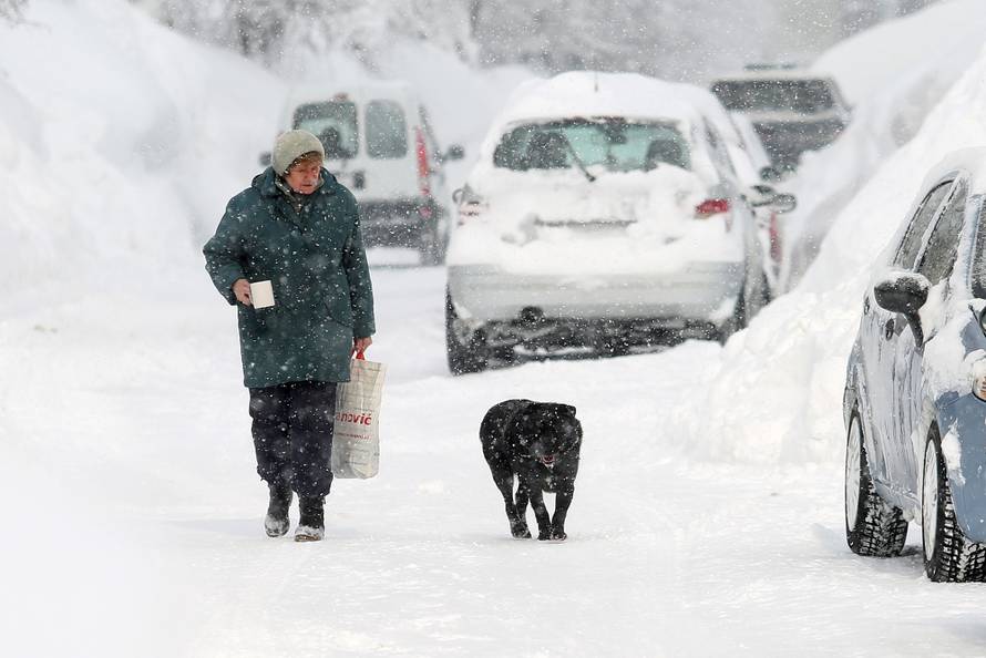 Zameteni u Delnicama: Nanosi snijega do balkona na 1. katu!
