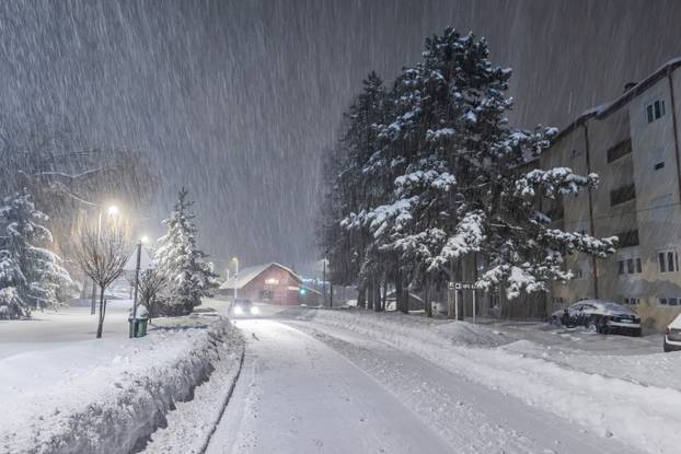 Snježni ugođaj u Gračacu