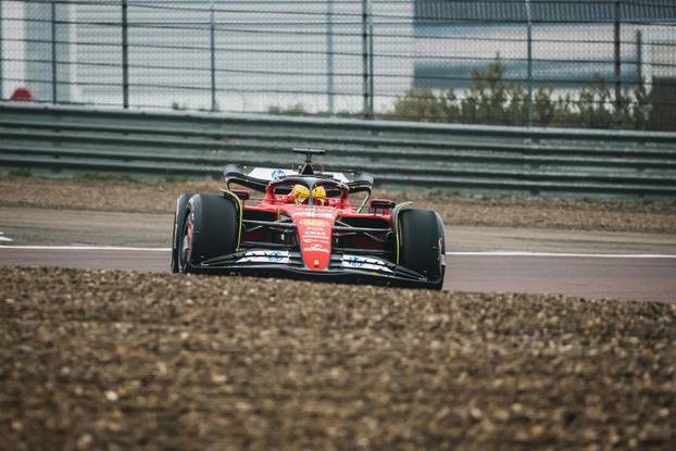 Prvi krug novog voza?a Ferrarija Lewisa Hamiltona tijekom dana testne vožnje u Fioranu