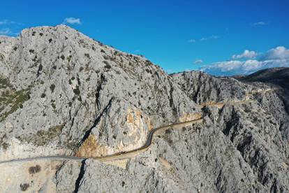 Fotografije iz zraka prijevoja Stupica na cesti koja spaja Vrgorac i Makarsku