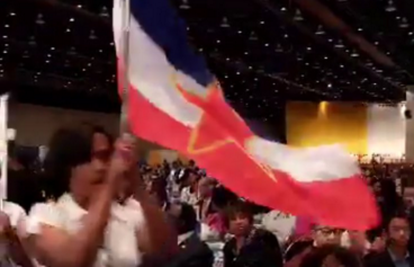Bizarno: Govor Hillary Clinton obilježila  zastava - Jugoslavije