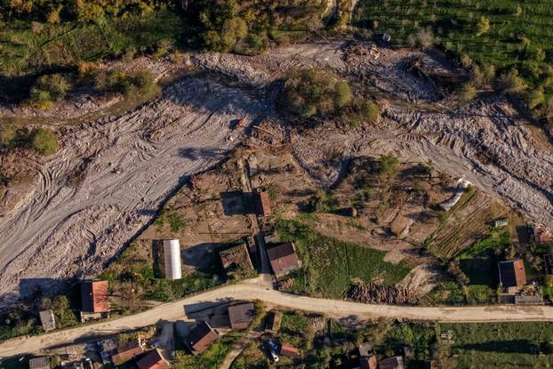 Pogled iz zraka na selo Donja Jablanica mjesec dana nakon razornih poplava i klizišta
