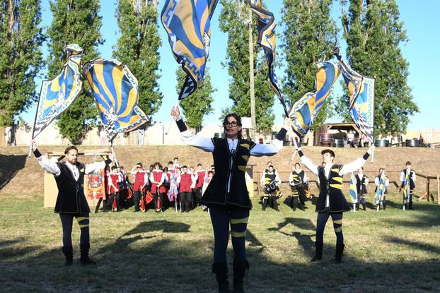 Koprivnica: Gosti iz Italije priredili nastup sa zastavama na Renesansnom festivalu