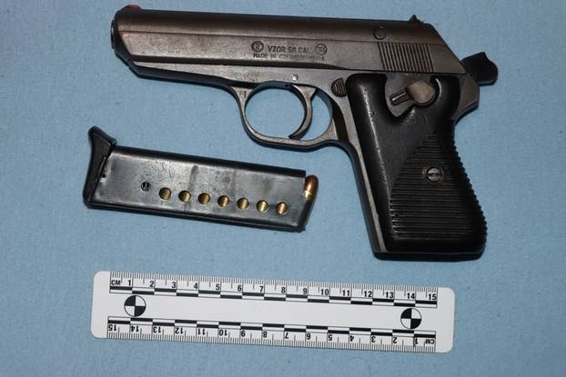 FOTO Spremio se za rat: Bombe, zolje, puške... Ovo su policajci našli mladiću koji im  je bježao!