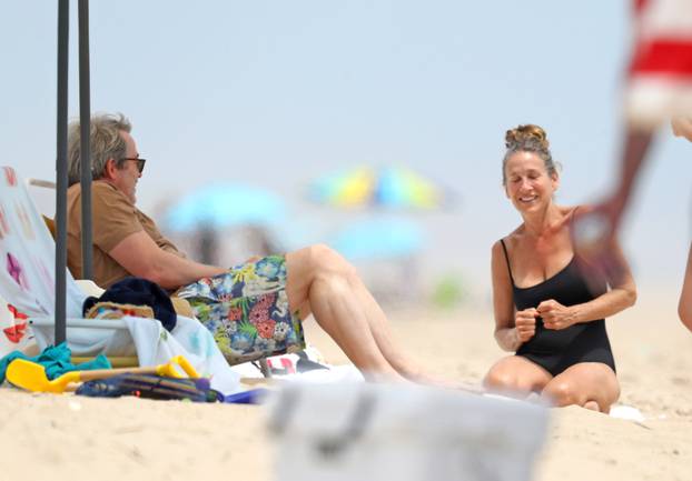 EXCLUSIVE: Sarah Jessica Parker Enjoys a Day at the Beach in the Hamptons, New York.