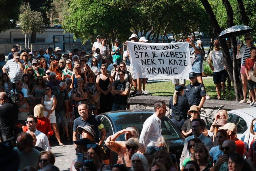 FOTO Započela treća Sjednica Gradskog vijeća u Splitu, pred zgradom se okupili prosvjednici