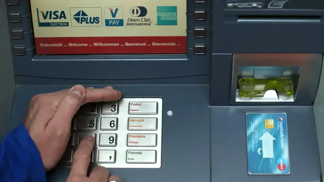 Vujčić najavio veliku promjenu za naknade na bankomatima: Dio njih će imati samo eure