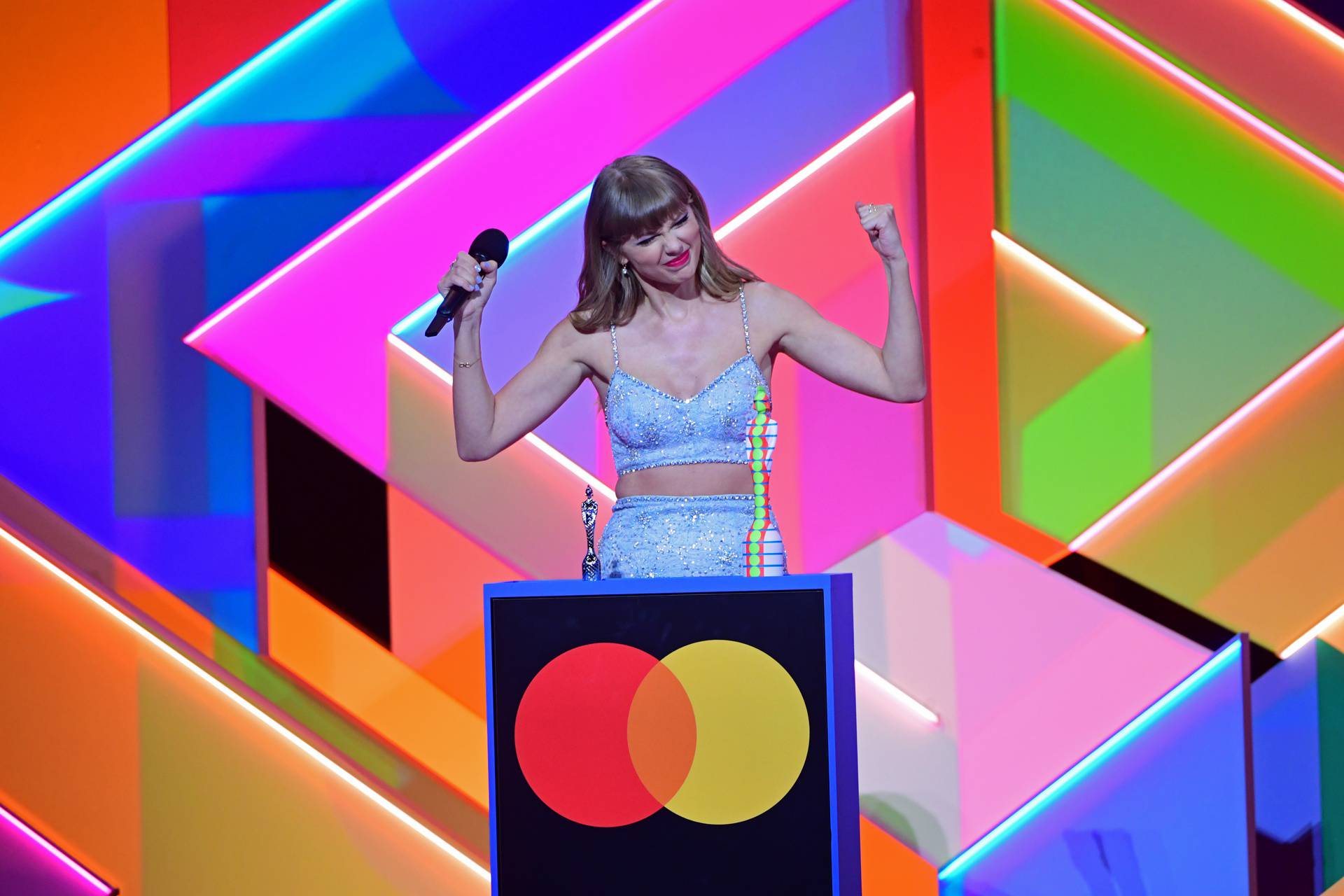 Dua Lipa sve zavela halterima, Swift postala 'globalna ikona'