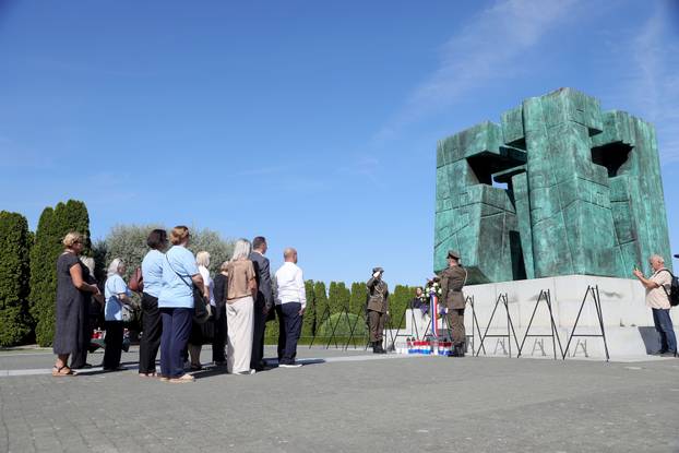 Vukovar: Polaganje vijenaca na Memorijalnom groblju povodom obilježavanja Dana sjećanja na nestale
