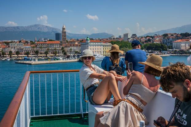 Split: Gužva na trajektu Petar Hektorović na relaciji Split - Vis
