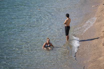 Fotogalerija s hrvatskih plaža: Diljem obale i dalje se kupaju