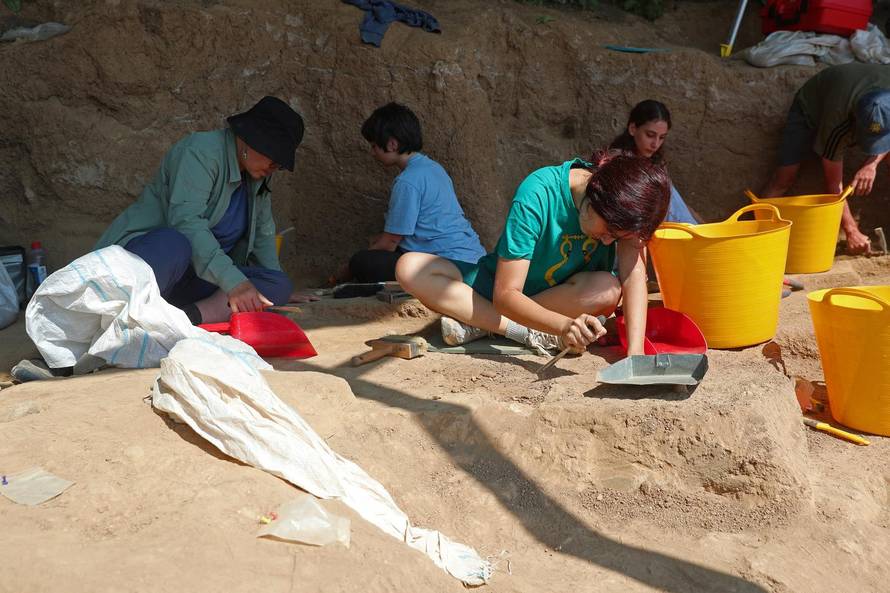 Georgian archaeologists unearth a presumably dated 1.8-million-year-old jawbone, in Kvemo Orozmani