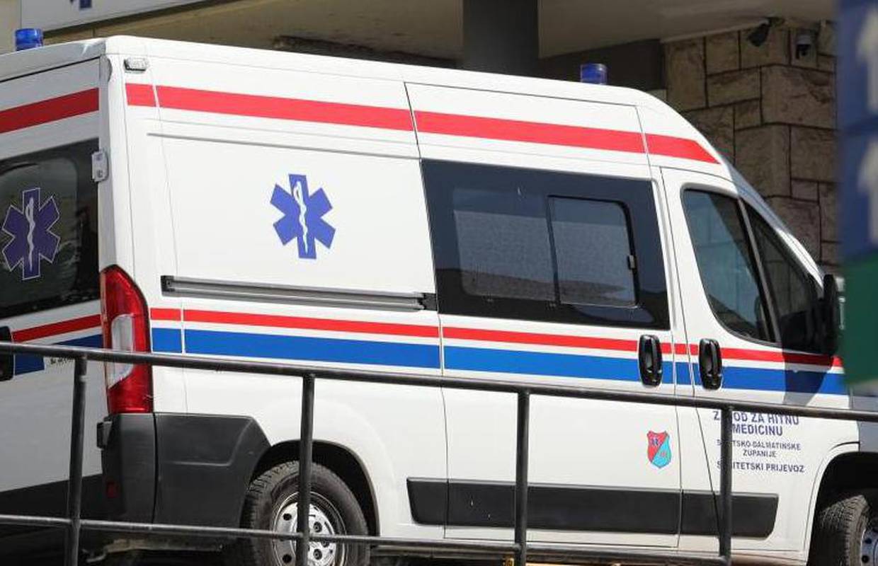 Teška nesreća na jadranskoj magistrali: Autobus oborio pješakinju, bori se za život