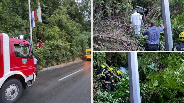 Kako je ovo uspio?! Auto uletio u šumu, izvlačili ga vatrogasci, a vozač je prošao bez ozlijede!