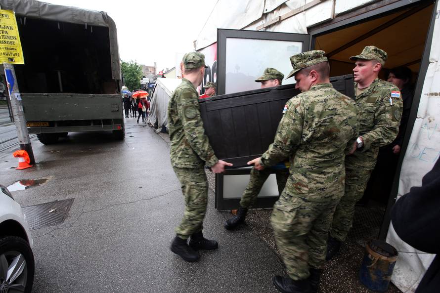 Pomaže im i vojska: Počelo je demontiranje šatora u Savskoj