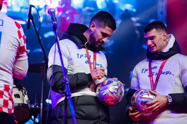 Zadar: Dominik Livaković i Martin Erlića potpisali lopte te ih ispucali u okupljene navijače