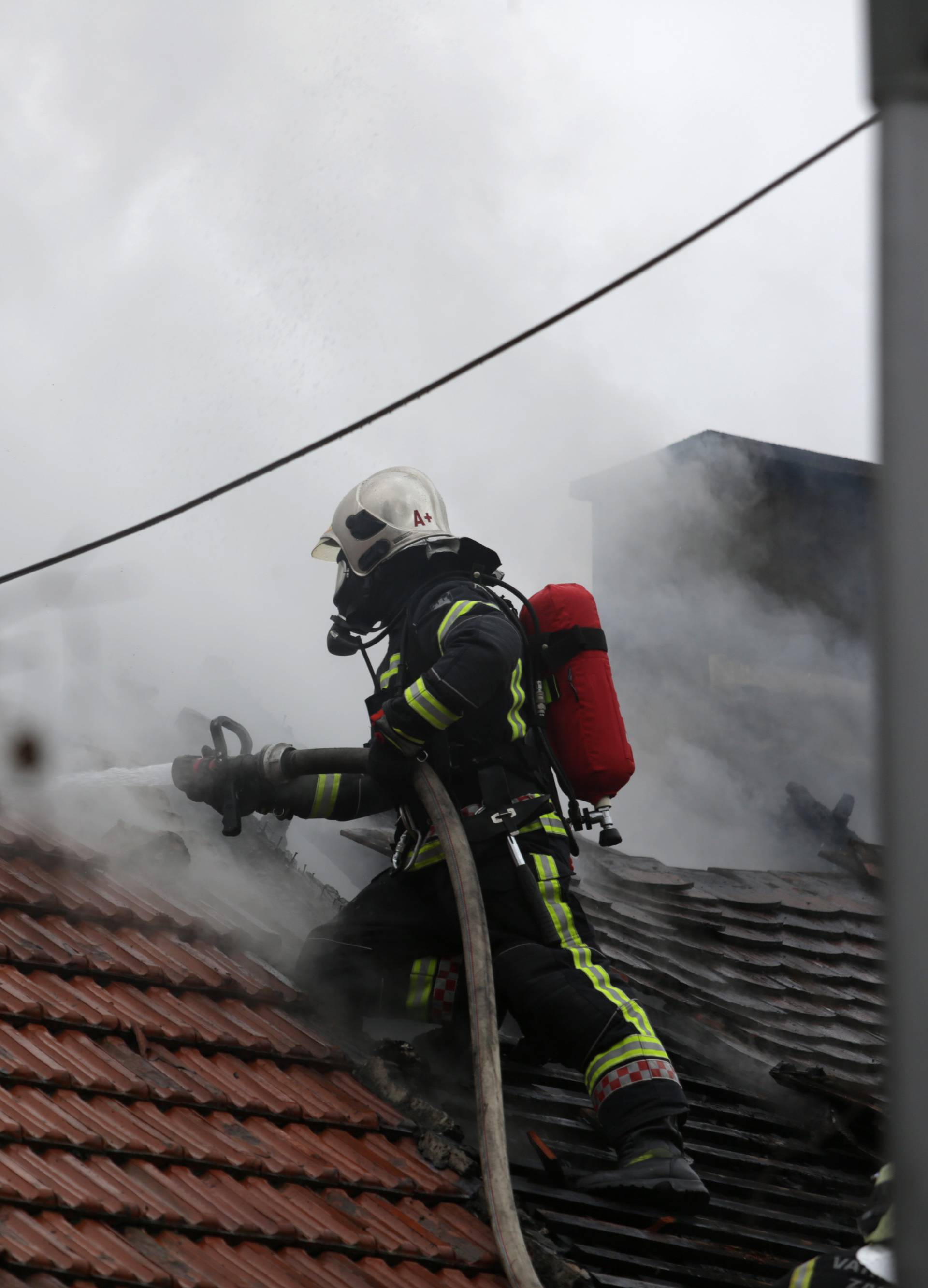 Zagreb: Gorio krov u Petrovoj ulici, gasitelji izvukli čovjeka