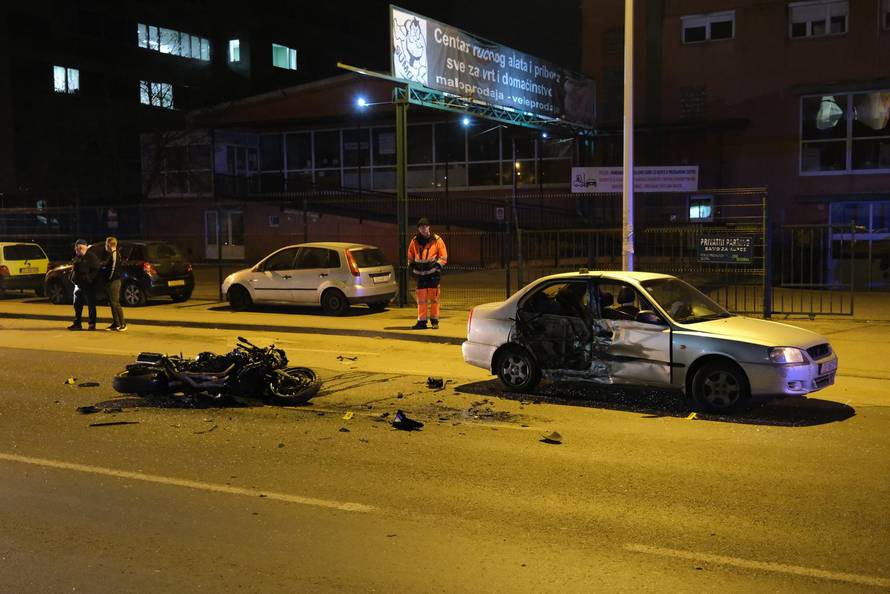 Prometna nesreća između motora i osobnog vozila u Ulici Donje Svetice
