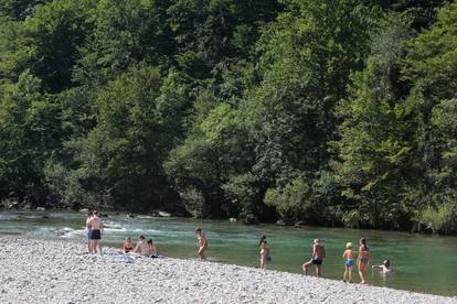 Brod na Kupi: Kupači hrabro na kupanju u rijeci Kupi na 14 stupnjeva