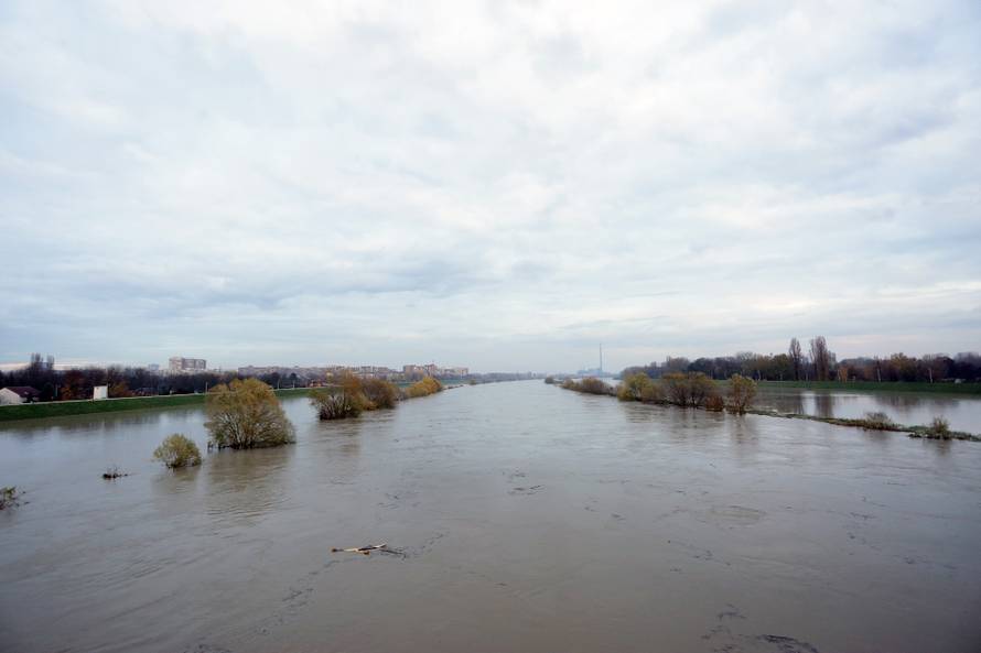 Kiša pada bez prestanka: Voda poplavila ulice i dućane u Rijeci