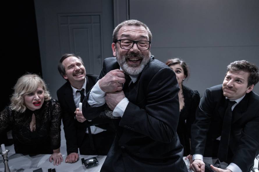 Glumac Hrvoje Kečkeš proslavio rođendan na premijeri komedije 'Ožalošćena porodica'