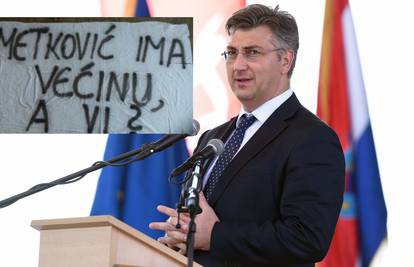 Premijera u Metkoviću dočekali transparenti, ali i Grmojin otac