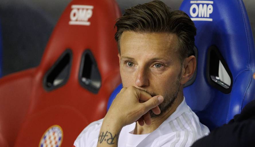 Što je bilo Rakitiću? Veznjak Hajduka ostao sjediti sam na klupi i neutješno zaplakao...