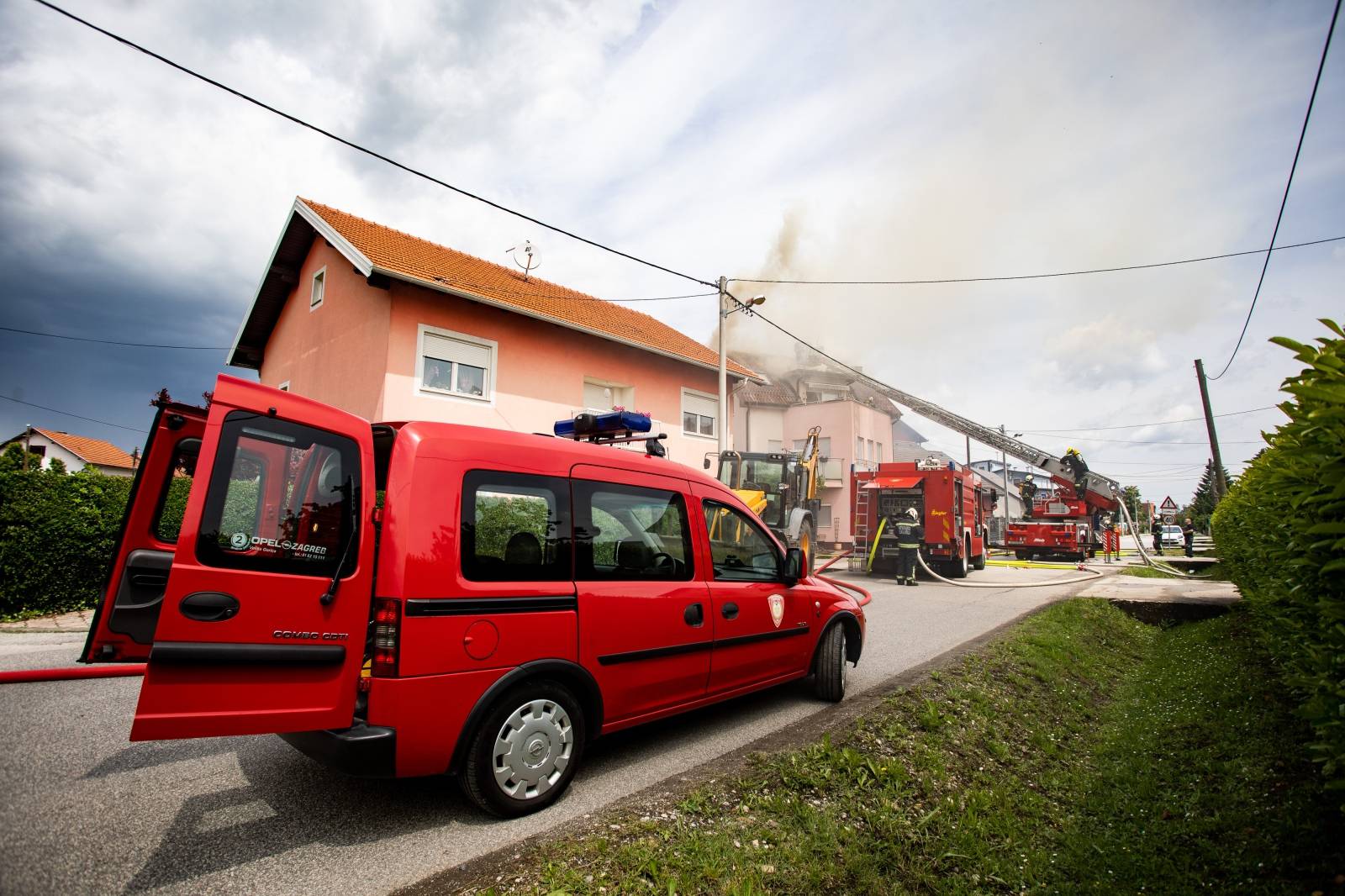 Buknuo požar na krovu kuće u Velikoj Gorici