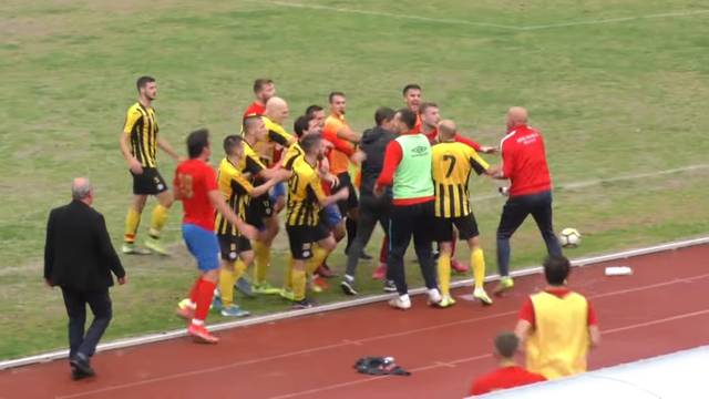 Kaos u Makarskoj: Igrač Zmaja potezao protivničkog za vrat, a fizio bocom pogodio suparnika