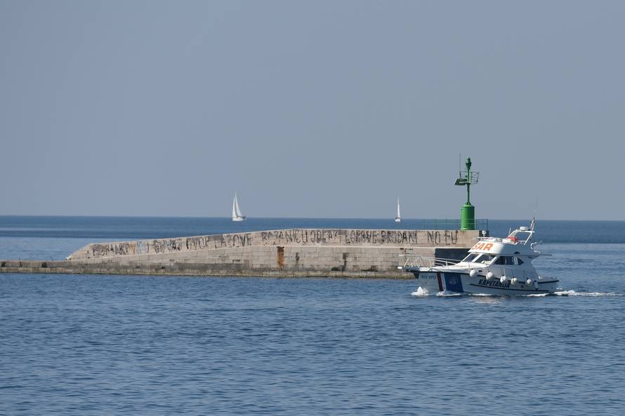 Å tinjan: Teretni brod Agios Rafail pod grÄkom zastavom udario pramcem u stijene