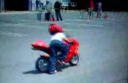 Dječak izvodi trikove na motoru poput odraslih