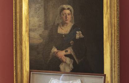 XXL gaće kraljice Viktorije na aukciji prodane za 80.000 kuna