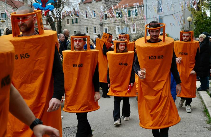 Kaštel Kambelovac: Održan Kambelovski krnjeval i zapaljen krnje “ Yugo”