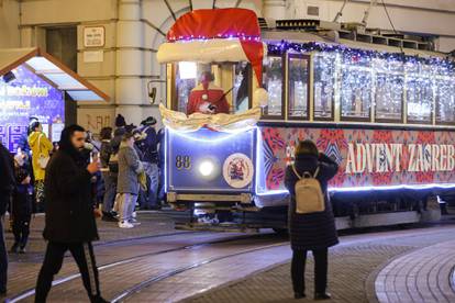 FOTO Pogledajte atmosferu na otvorenju adventa u Zagrebu: Balet na ledu i gužva na trgu...