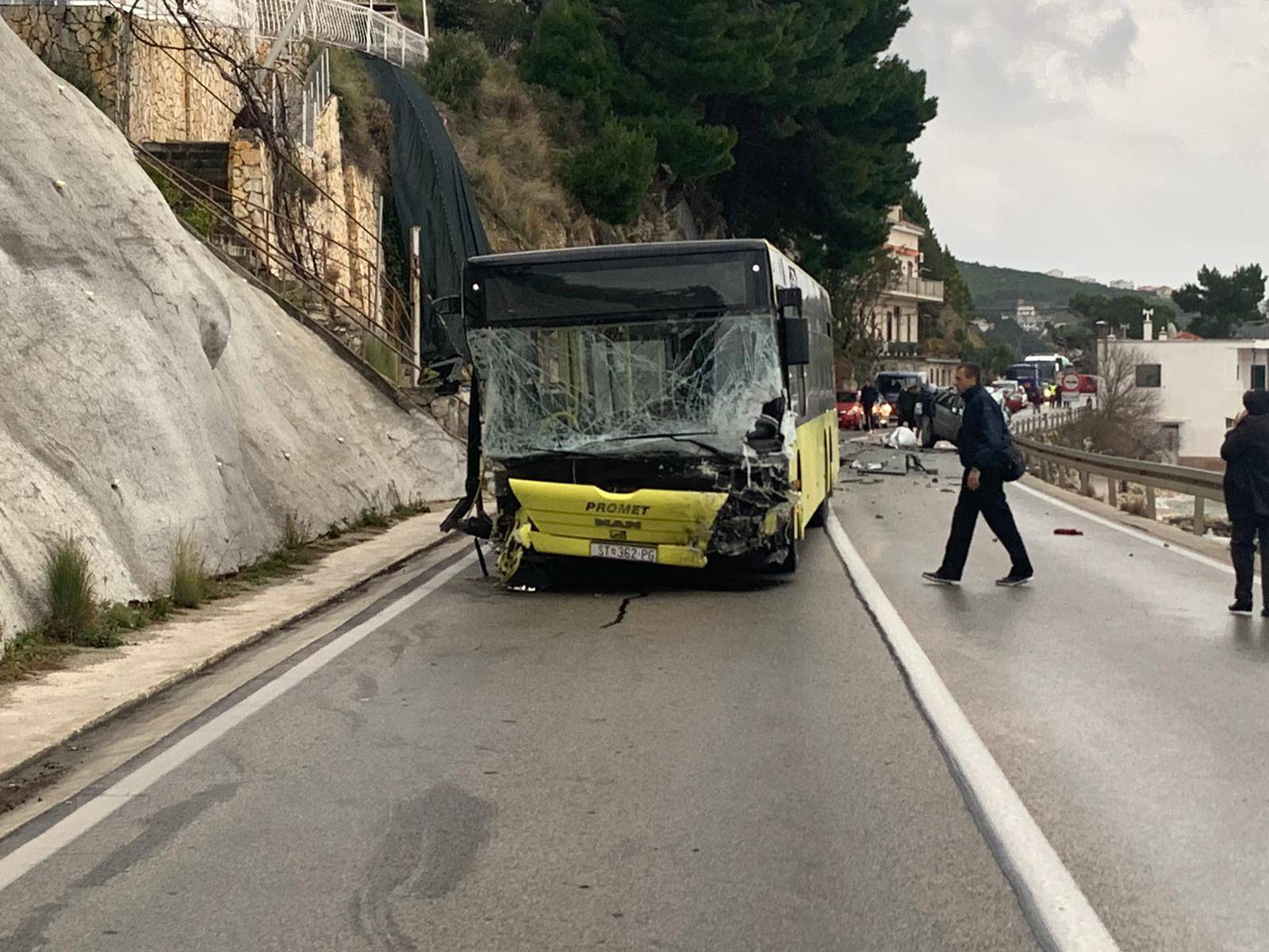 Sudar u Krilu Jesenice: Bus i auto smrskani, poginuo vozač