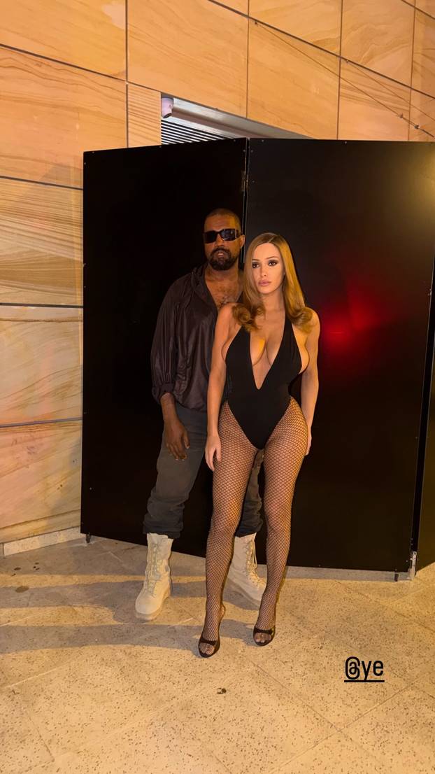 FOTO Bianca Censori pokazala guzu odjevena samo u tanga-bodi, štikle i mrežaste najlonke