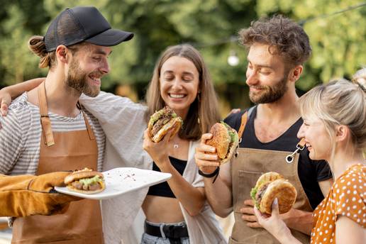 Imamo korisne savjete za pripremu burger partyja o kojem će poslije svi pričati