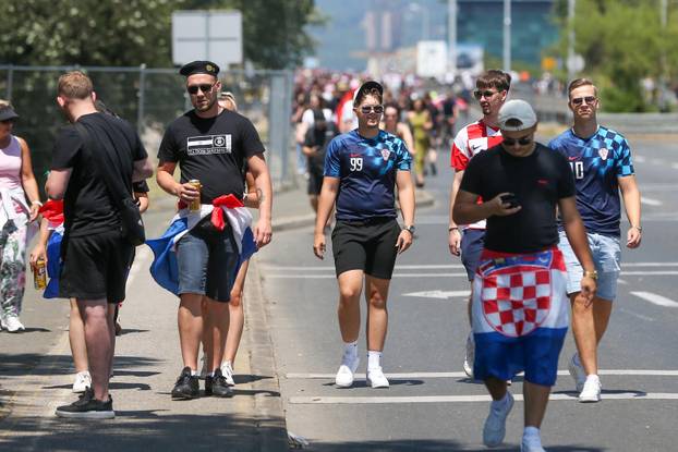 Zagreb: Tisuće fanova Thompsona prolazi Mostom mladosti koji je zatvoren za promet