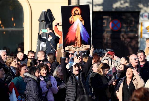 Zagreb: Okupljanje prosvjednika protiv COVID potvrda na Trgu žrtava fašizma