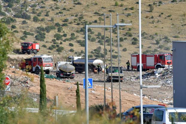 Sibeik: Pozar na odlagalistu otpada Bikarac gasi nekoliko vatrogasnih vozila